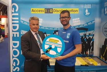 Tim Loughton Tim Loughton MP shows red card to taxi refusals 